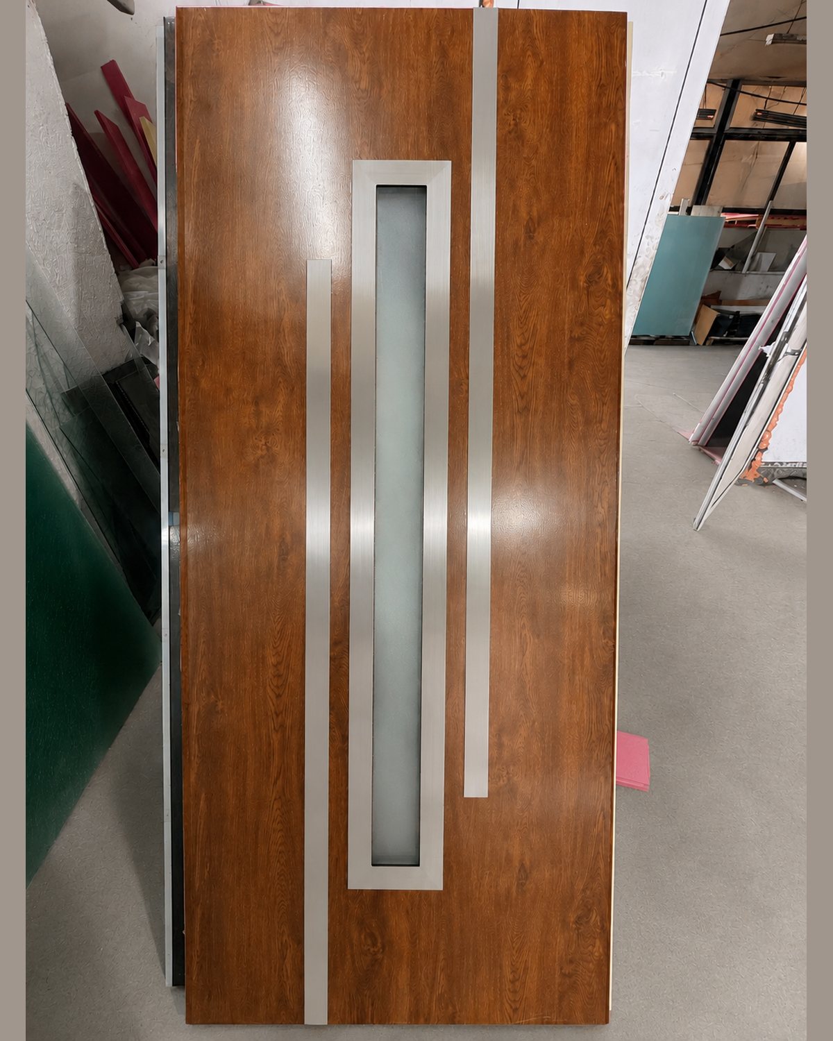 Панел SK37F в дървесен декор, изправен в цеха до стъклата преди монтаж