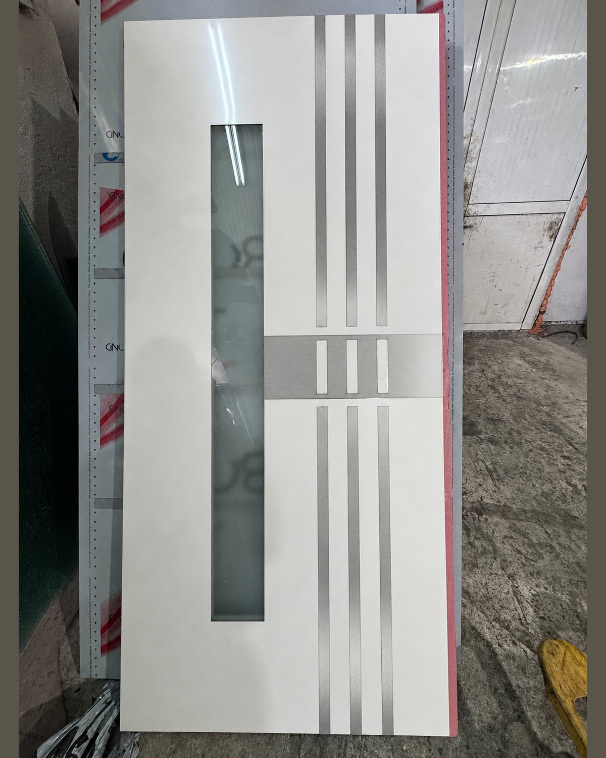 SK69F — белият панел с инокс шини, заснет в цеха преди опаковане